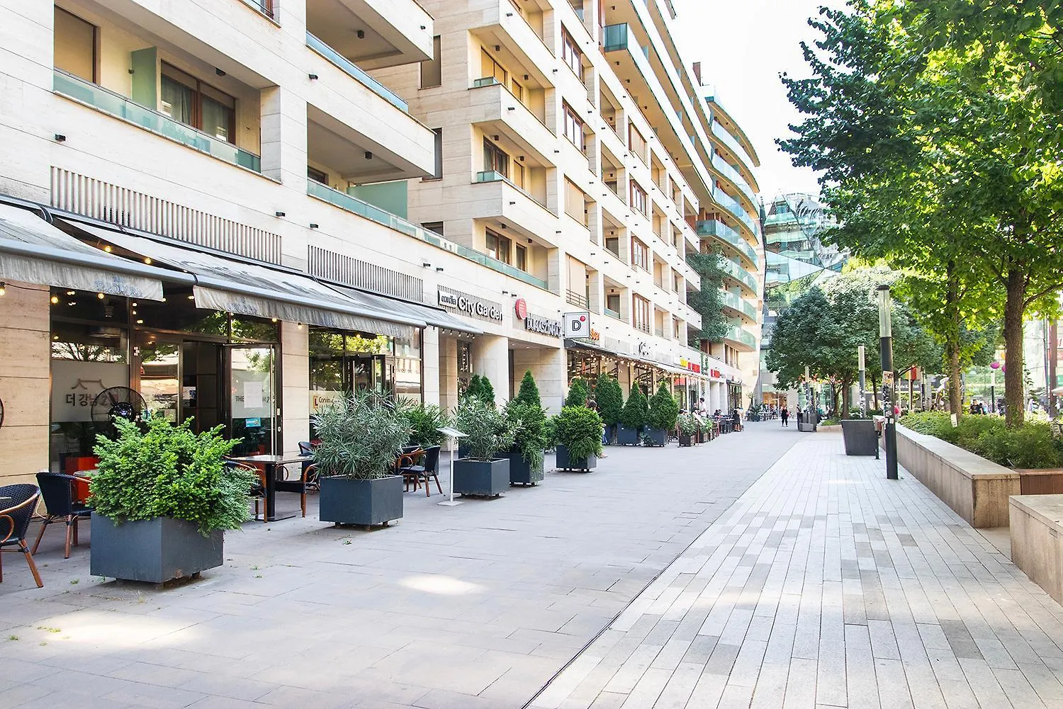 Corvin Gem2 Apartment With Parking Budapeşte